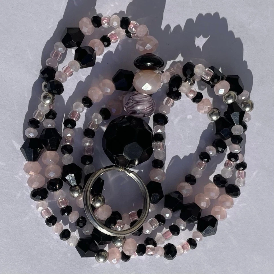 Llavero hecho a mano con cordón rosa y negro con cuentas no separable Foto 1 de 4