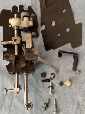 OEM Thumb Screw Presser Needle Bar Mechanism Singer Merritt 4525C Sewing Machine - Image 1 of 4