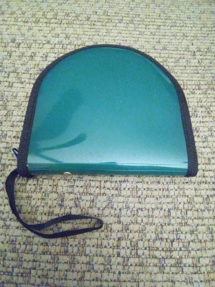 VINTAGE 1990s GREEN VINYL CD CASE - Holds 10 CDs - Imagem 1 de 1