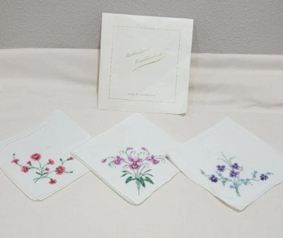 Juego de tres pañuelos bordados vintage hechos en Suiza Foto 1 de 4