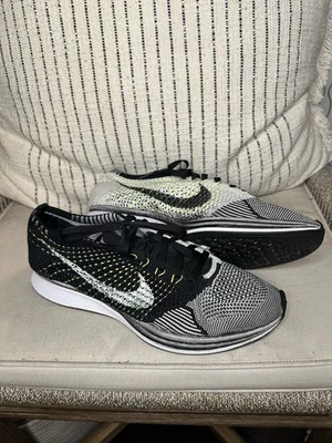 МУЖСКИЕ 8,5 W10 NIKE FLYKNIT RACER ТУФЛИ ЧЕРНЫЙ БЕЛЫЙ ВОЛЬТ РАБОТАЕТ 526628 011 - Изображение 1 из 4