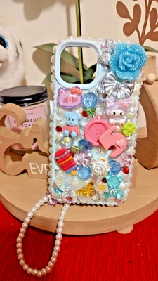 Funda Teléfono iPhone 13/14 - Cutesy - Azul Nube - Silicona - Pulsera y Dije Añadidos Foto 1 de 4