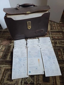 Maletín aeronáutico vintage años 60-80 lleno de 50+ mapas de vuelo de piloto EE. UU. - Imagen 1 de 22
