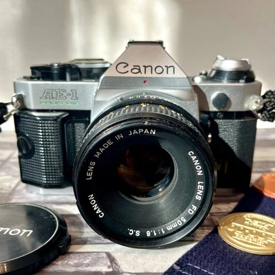 Canon AE-1 Program analoge Spiegelreflexkamera mit Canon Objektiv FD 50mm F1.8 s.c.! Aus Japan - Bild 1 von 4