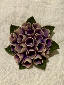 Vintage Zelluloid Brosche 30er-40er Jahre lila Blume mit grünen Blättern - Bild 1 von 9