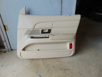 CROWN VICTORIA PASSENGER SIDE FRONT DOOR PANEL LT CAMEL 6W73-5400023-DB34T0 3301 Foto 1 de 4