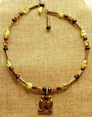 A62) Gargantilha Chico's Pretty Foil de vidro e latão com pingente de peixe - Imagem 1 de 4