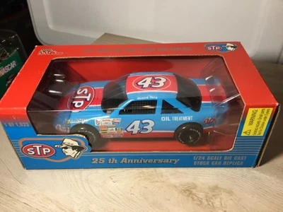 RARO 1:24 Richard Petty #43 STP 1996 VINTAGE 25º ANIVERSARIO NASCAR 1 de 1025 Foto 1 de 4