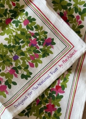 Vintage Pat Albeck "Fuchsia" National Trust Irish Linen Kitchen Towel - PRISTINE - Image 1 of 4