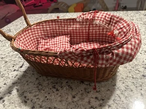 Antiker Weidenkorb Baby Puppe Stubenwagen mit Kissen und Decke  - Bild 1 von 8