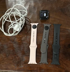 Apple Watch Series 3 42MM  Space Gray GPS Authentic Watch And Bands - Zdjęcie 1 z 6
