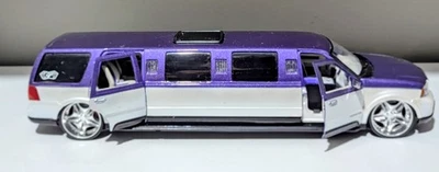 Limusina elástica Lincoln Navigator Maisto 1:24 - Serie Playerz Foto 1 de 4