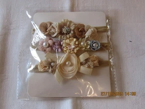 NUEVOS 3 ACCESORIOS FLORALES PARA EL CABELLO DRESHOW EN CINTAS FLEXIBLES PARA EL CABELLO (FLOR PEQUEÑA) - Imagen 1 de 1