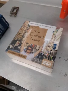 Kerl mit Schild präsentiert das Pappspiel Lächerliche Traut sich mit Freunden! VERSIEGELT - Bild 1 von 1