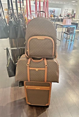 Michael Kors Mujer Viaje Trolley Maleta, Mochila, Juego de Bolso de Fin de Semana (Marrón) Foto 1 de 4