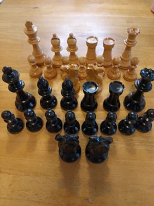 Staunton französisches Schachspiel aus schmalzigem Holz gewichtet fehlender blonder Bauer - Bild 1 von 13