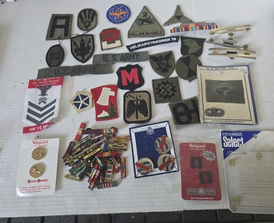 HUGE LOT MILITARY VINTAGE & MODERN PATCHES RIBBONS DUI'S NAVY ARMY AIRBORNE - Изображение 1 из 4