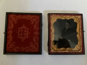 Altes goldgerahmtes Farbfoto auf Glasheft des sitzenden Mannes - Bild 1 von 6