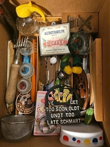 Große Kiste mit Küchenutensilien und anderem Trödel Schubladenschatz siehe alle Fotos - Bild 1 von 24