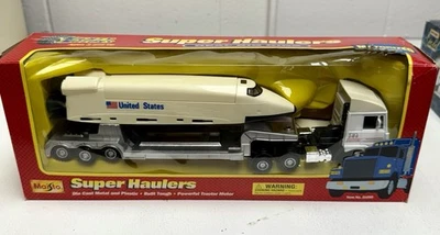 Remolque tractor Maisto Truck Line R365 Highliner Renault con transbordador espacial NASA Foto 1 de 3