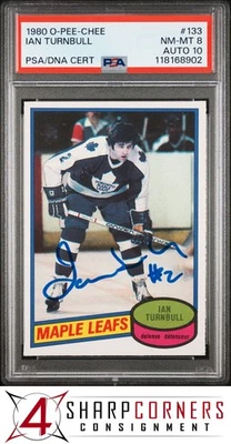 1980 O-PEE-CHEE #133 IAN TURNBULL MAPLE LEAFS PSA 8 DNA AUTO 10 - Image 1 of 3