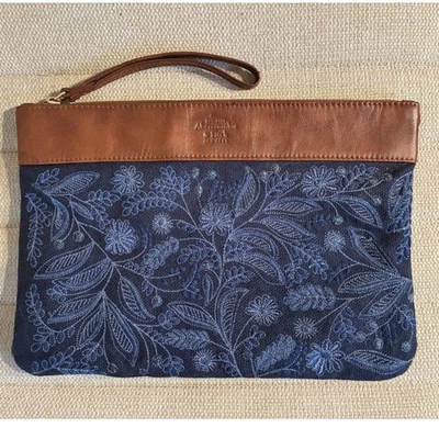 Muñequera Abercrombie & Fitch índigo floral bordada con ribete de cuero Foto 1 de 4