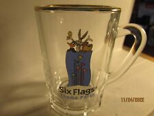 VINTAGE 1995 SIX FLAGS THEME PARKS - LOONEY TUNES-  GOLD RIMMED MUG SHOT GLASS