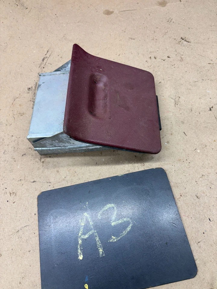 Cenicero Pontiac Catalina 1970 tablero cenicero Trey Slider Bonneville 70 cigarrillos Foto 1 de 4