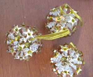 VINTAGE~Set di 3~PALLINE STELLA PERLINE E PAILLETTES diametro 2,5" addobbi natalizi - Foto 1 di 3