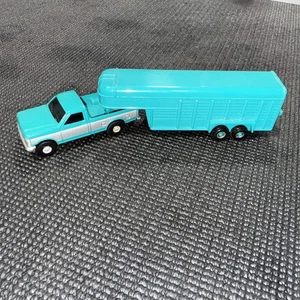 Ertl 1:64 Ford Pickup W/Goose Neck Livestock Trailer Teal - Picture 1 of 4