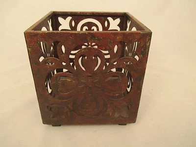 Decorative Antique Rust Finish Metal Box Candle Holder With Candle Foto 1 de 4