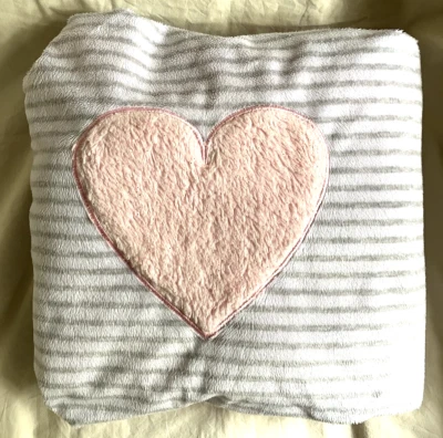 Cobertor de bebê listrado branco cinza Just Born rosa brilhante coração sherpa costas cetim - Imagem 1 de 4