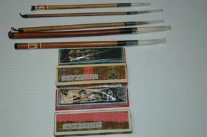 DOS PALOS DE TINTA CHINOS Y CINCO PINCELES DE CALIGRAFÍA "ANTIGUO HU KAI WEN" - Imagen 1 de 6