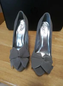 NWOB Qupid Gray Colored Faux Suede Peep Toe Platform Heels 5 inches- US Size 8 - Picture 1 of 4