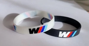 LOT DE 2 BRACELETS SILICONE LOGO BMW 1 BLANC LUMINEUX ET 1 NOIR ! NEUF ! - Photo 1/5