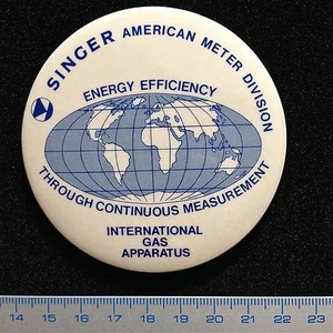 US Pin Badge SINGER American Meter Division. International GAS APPARATUS. - Foto 1 di 1