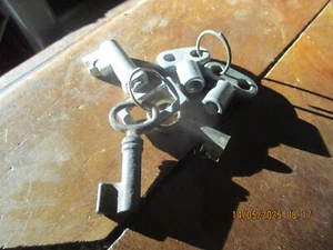 Lot Petites Clés d'Ancien Cadenas Boite tôle Coffre Coffret Porte - Picture 1 of 2