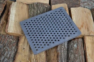 32,5 x 25 cm - Gussrost Ofenrost Ascherost Tafelrost Kaminrost mit Löchern CA131 - Bild 1 von 5