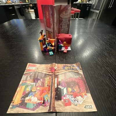Lego 4722 Harry Potter GRYFFINDOR Complete w/Instructions - Image 1 of 4