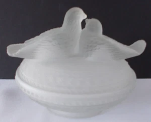VTG WESTMORELAND Clear Satin Glass Covered Candy Dish Nesting Love Birds Doves - Picture 1 of 2