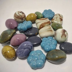 Cuentas de macramé de cerámica. Juego de 21. Flores azules, púrpura, verde, remolinos esmaltados MCM - Imagen 1 de 10