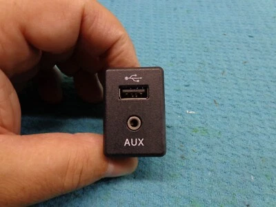 NISSAN NV3500 15 16 17 18 19 20 21 AUXILIAR USB ENTRADA ENCHUFE PUERTO JACK Foto 1 de 4