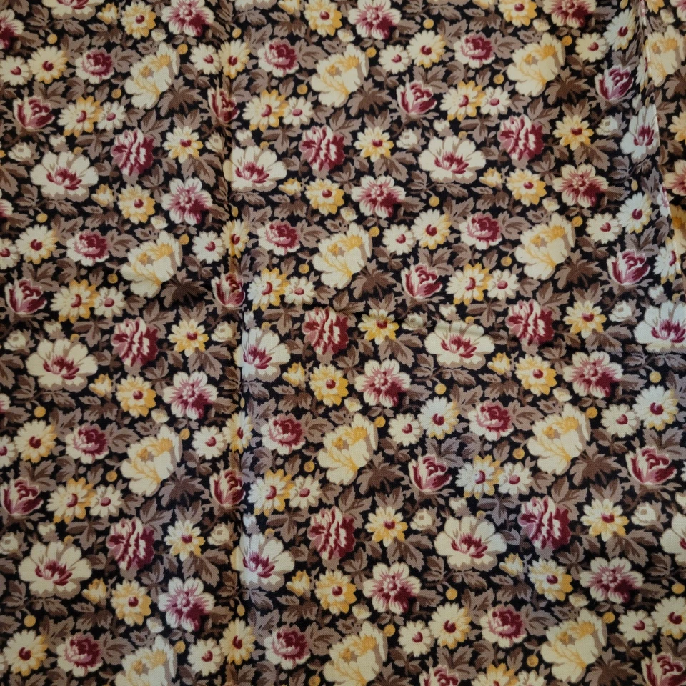 Tela de algodón pequeña floral amarillo borgoña sobre marrón aspecto vintage 1 yarda acolchado Foto 1 de 4