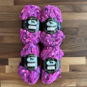 NEU 4er Pack Dark Horse Traumgarn rosa lila wirklich weich 76 Yards je Knäuel - Bild 1 von 4