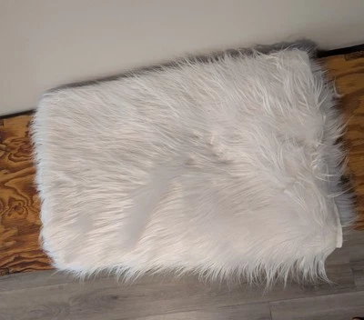 Piel sintética blanca de aproximadamente 47 x 66 pulgadas. Foto 1 de 3