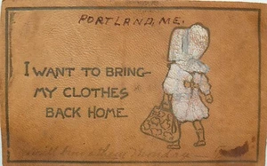 Maleta de transporte de niña Sunbonnet coloreada a mano en postal de cuero. Portland ME. - Imagen 1 de 2