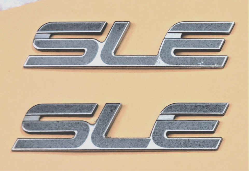 Pontiac Bonneville SLE 2000-2005 emblemas de puerta OEM #25724918 (2 piezas) "SLE" Foto 1 de 1