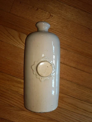 Antiguo cerdo de agua de gres vintage. Botella calentador de cama de agua caliente con tapa de rosca Foto 1 de 4