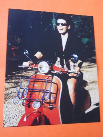 Julianna Margulies - Autographed 8" X 10" Photograph - Actress Cover