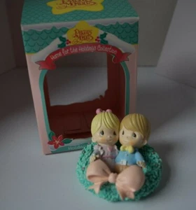 1995 PRECIOUS MOMENTS - HOME FOR THE HOLIDAYS COLLECTION - HOLIDAY ORNAMENT - Picture 1 of 6